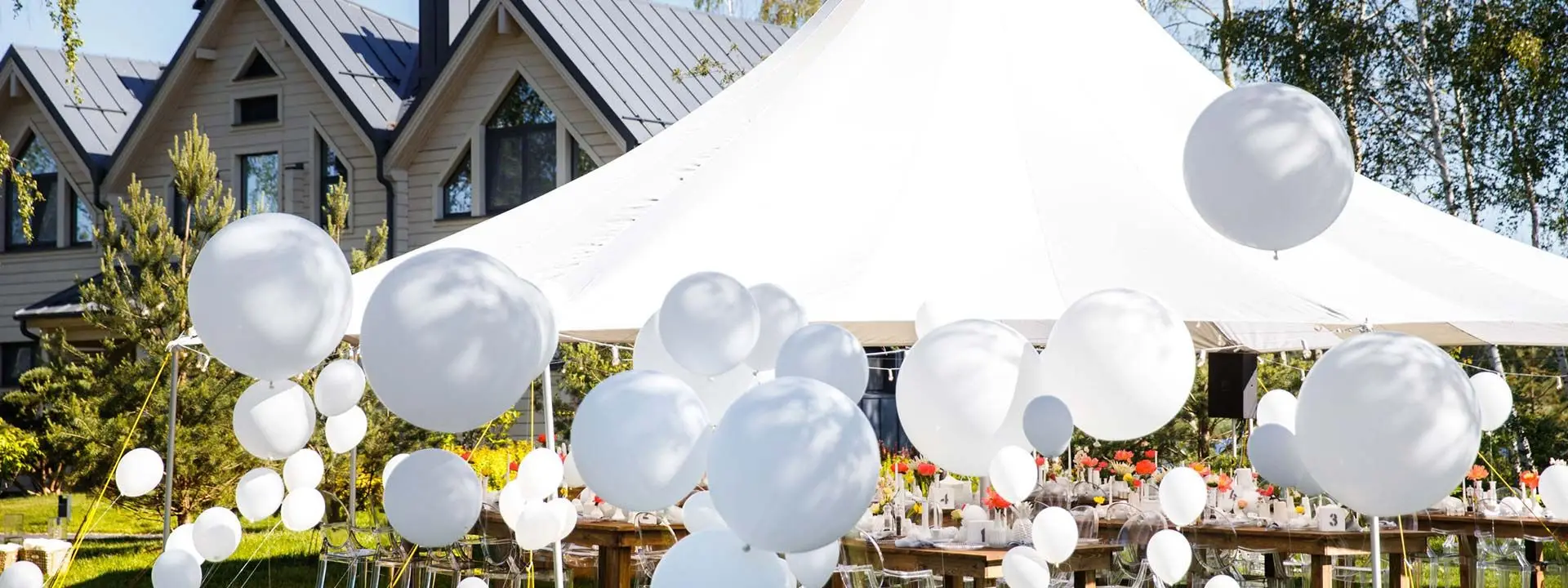 toldo en evento con globos